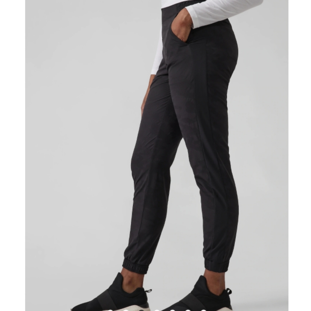 Athleta jogger Brooklyn camo jogger sz 8 fully lined,pockets